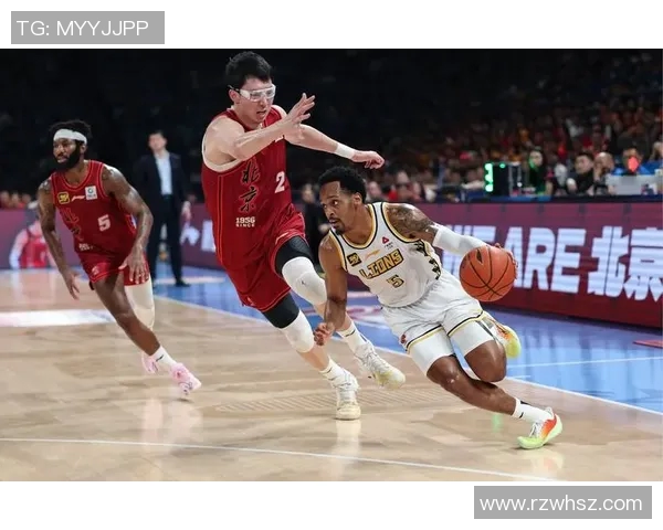 足球明星对周琦的赞美与期待共同描绘中国篮球的未来之路 足球明星对周琦的赞美与期待共同描绘中国篮球的未来之路